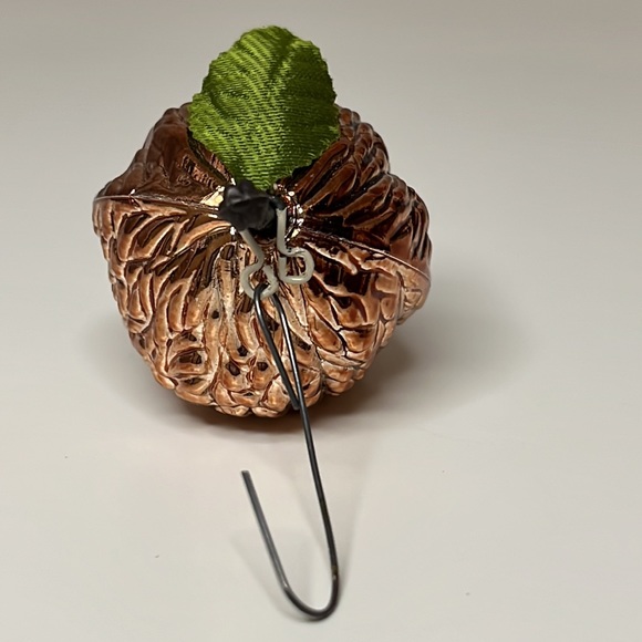 🎄Gold / Brass Walnut Shaped Ornament 🎄 - Picture 7 of 8